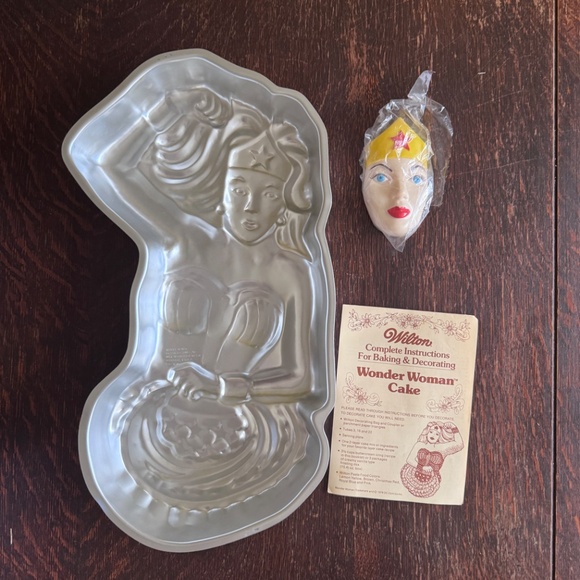 Vintage Wilton Wonder Woman Cake Pan Set - Red, Yellow, Blue - Picture 3 of 3